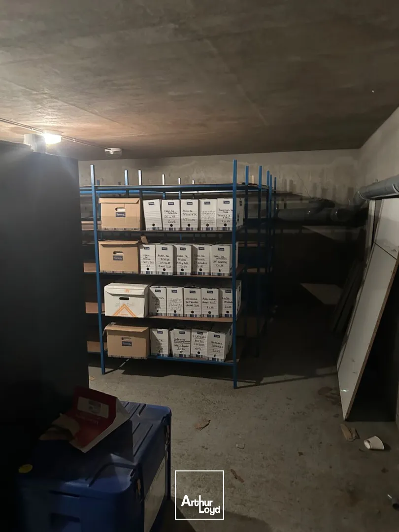 Bureaux à vendre - RDC ERP avec visibilité, parkings et accès métro immédiat