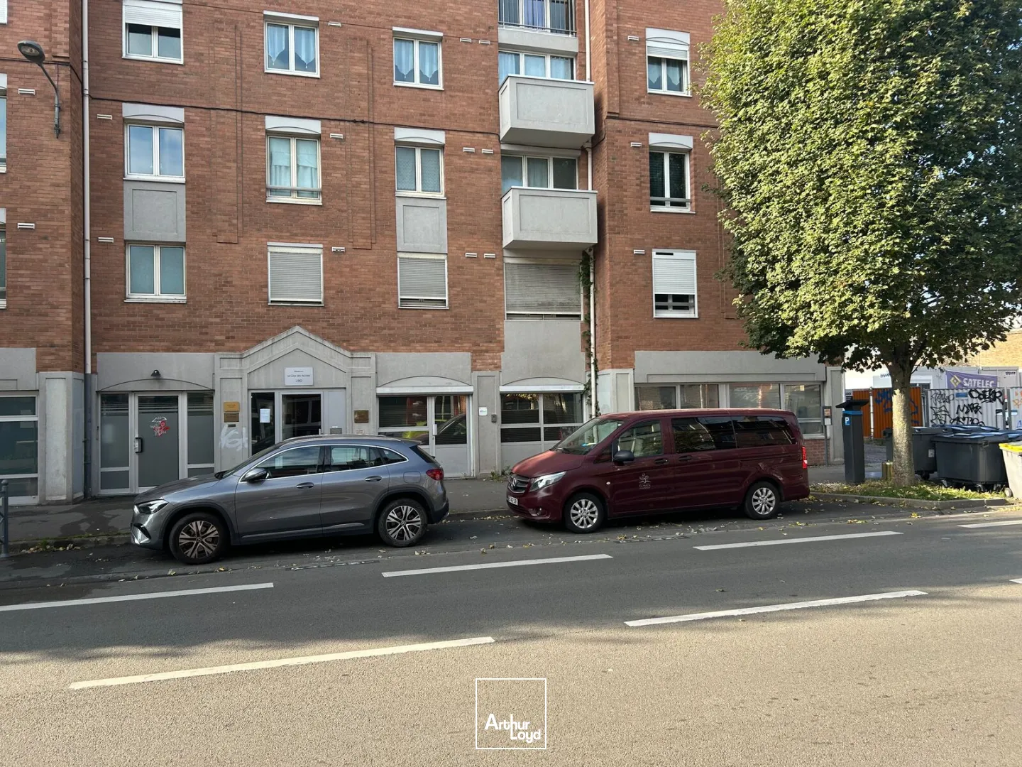 Bureaux à vendre - RDC ERP avec visibilité, parkings et accès métro immédiat