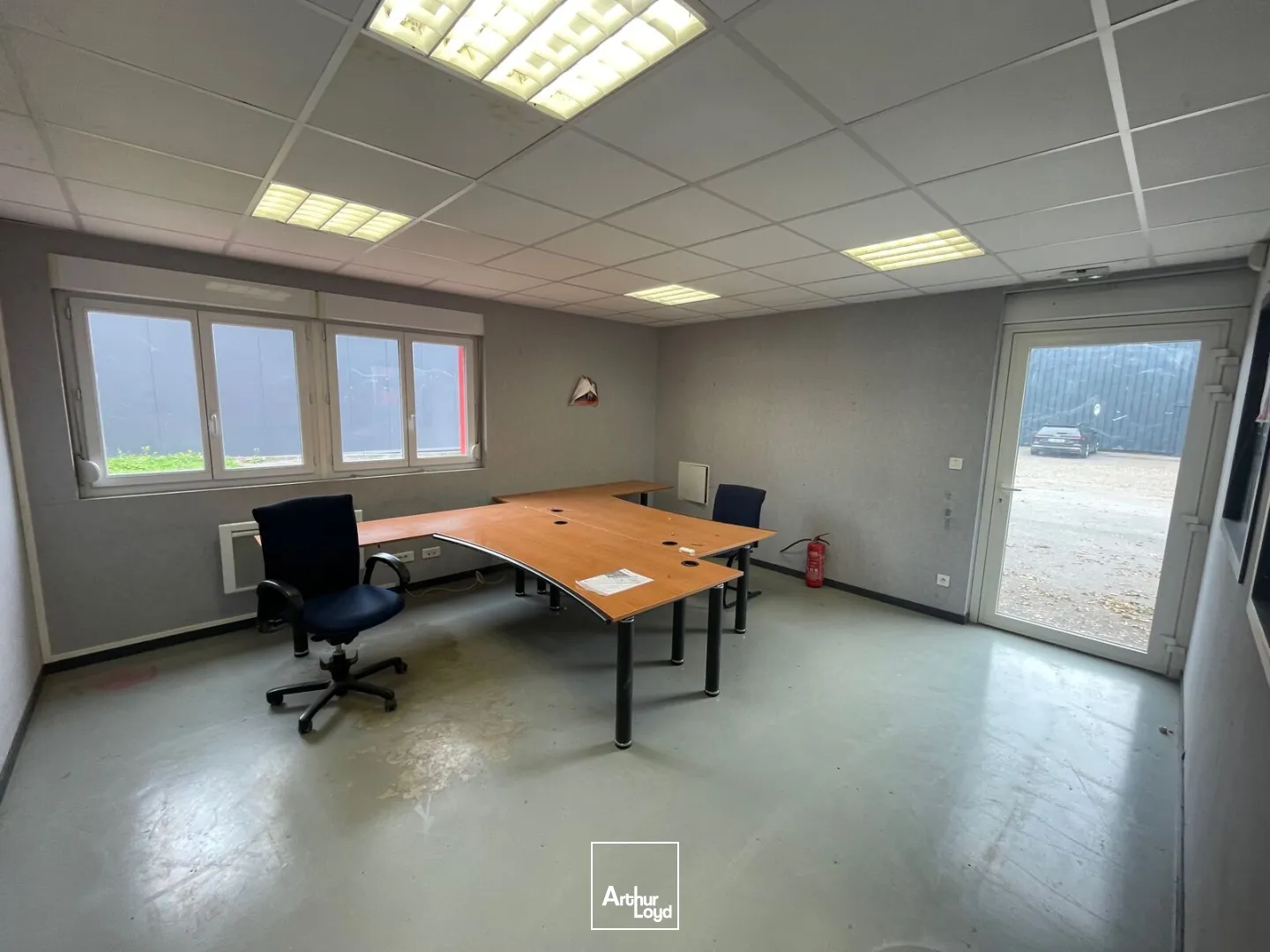 EXCLUSIVITÉ - A VENDRE LOCAL D'ACTIVITE 317 M2 - ZONE COMMERCIALE JAUX / VENETTE