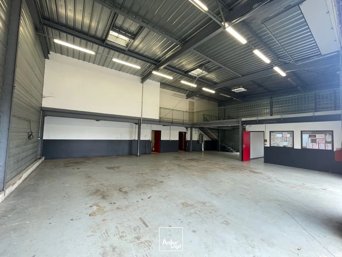 EXCLUSIVITÉ - A VENDRE LOCAL D'ACTIVITE 317 M2 - ZONE COMMERCIALE JAUX / VENETTE