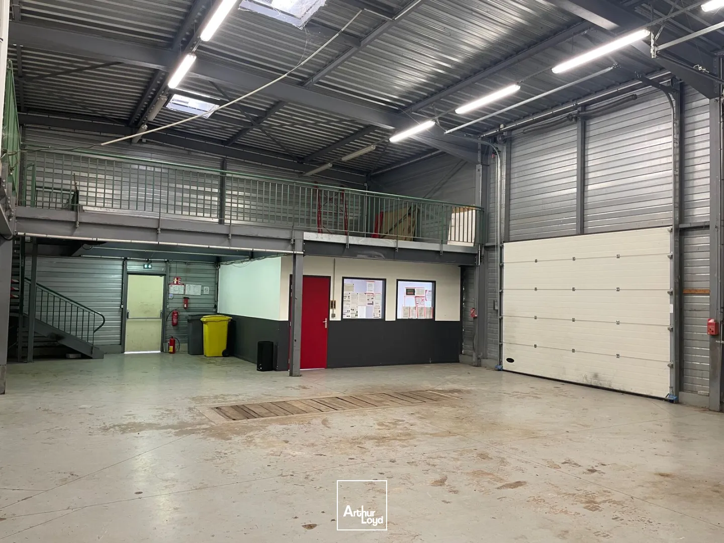 EXCLUSIVITÉ - A VENDRE LOCAL D'ACTIVITE 317 M2 - ZONE COMMERCIALE JAUX / VENETTE