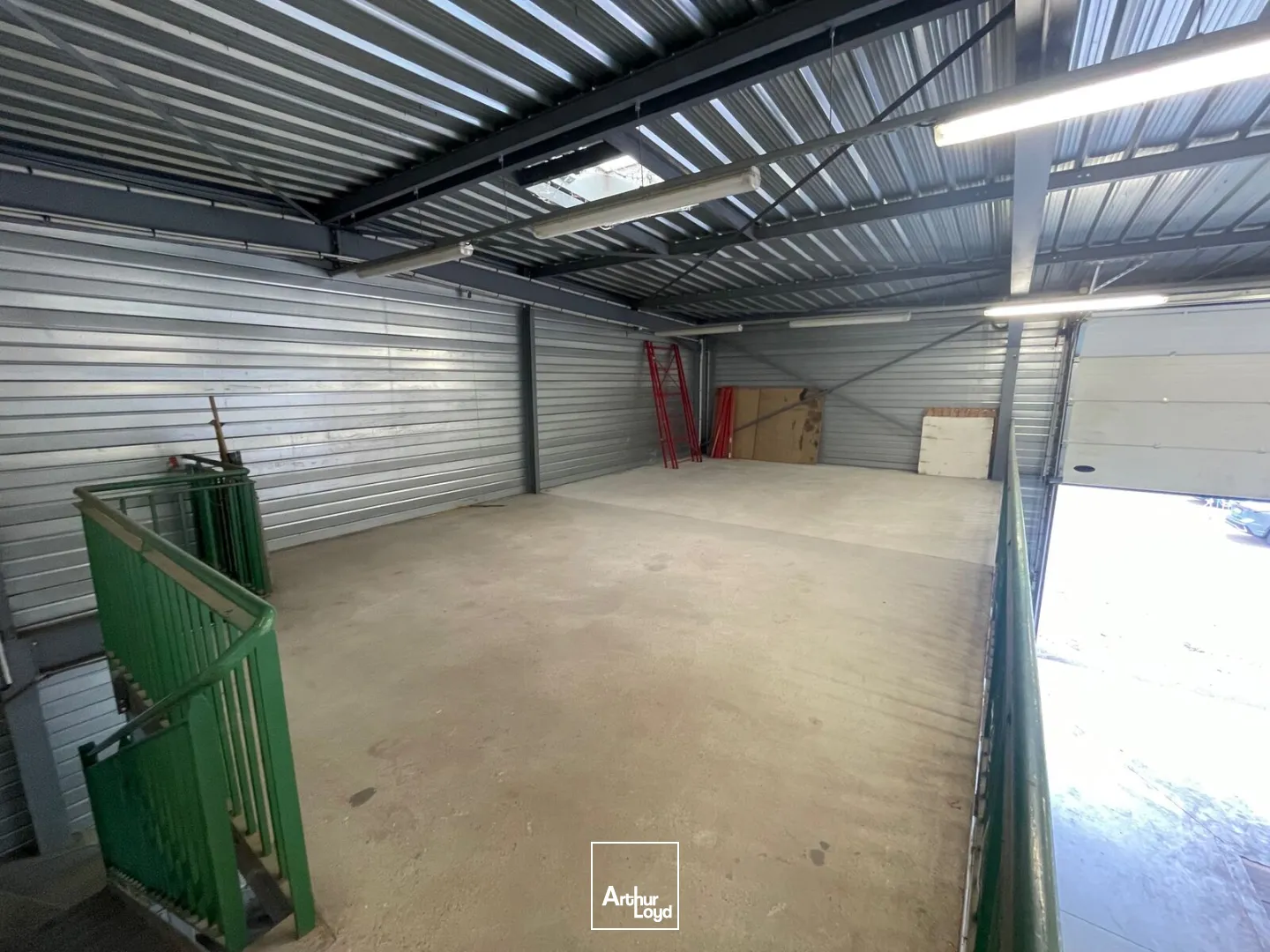 EXCLUSIVITÉ - A VENDRE LOCAL D'ACTIVITE 317 M2 - ZONE COMMERCIALE JAUX / VENETTE