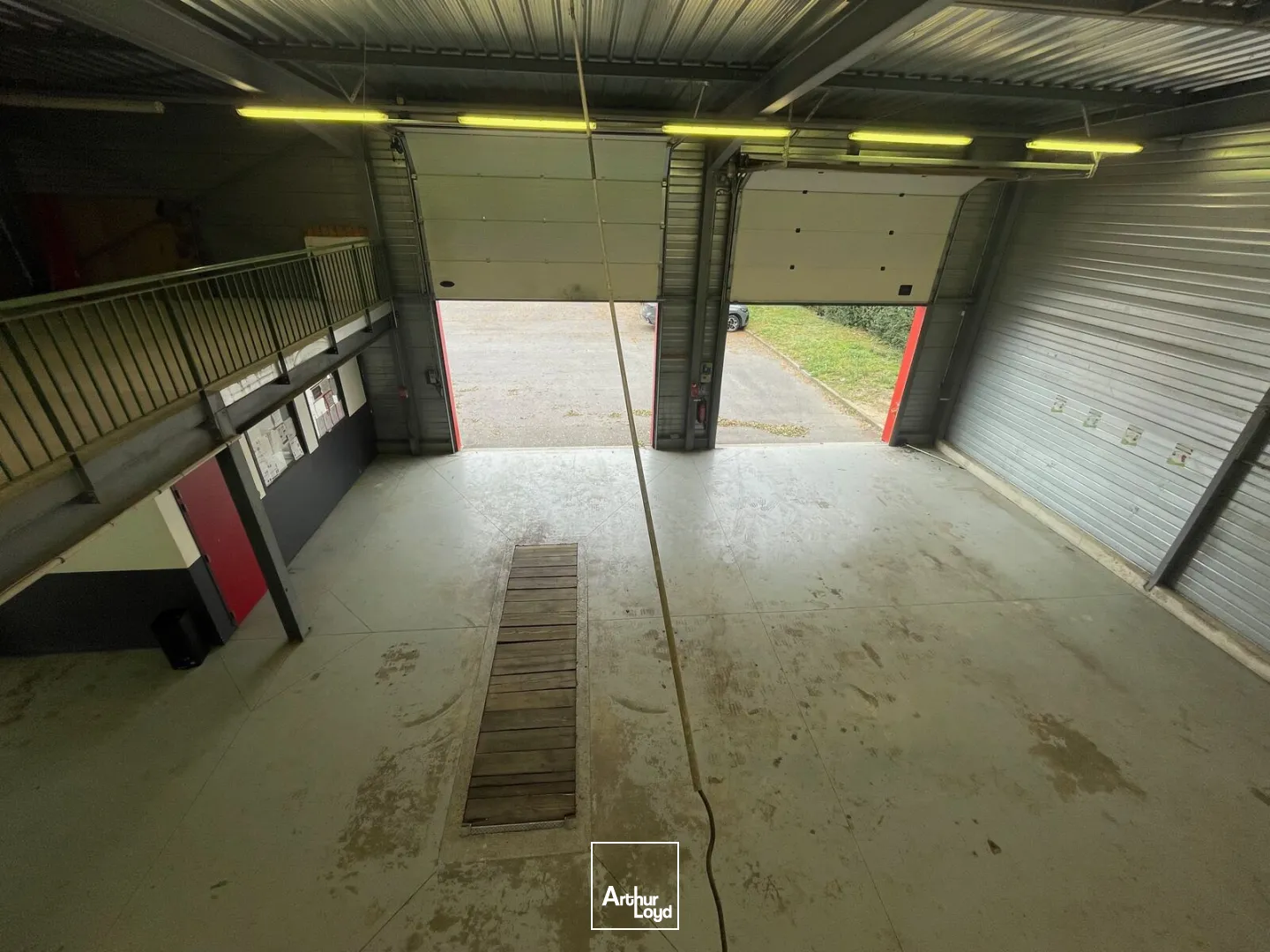 EXCLUSIVITÉ - A VENDRE LOCAL D'ACTIVITE 317 M2 - ZONE COMMERCIALE JAUX / VENETTE