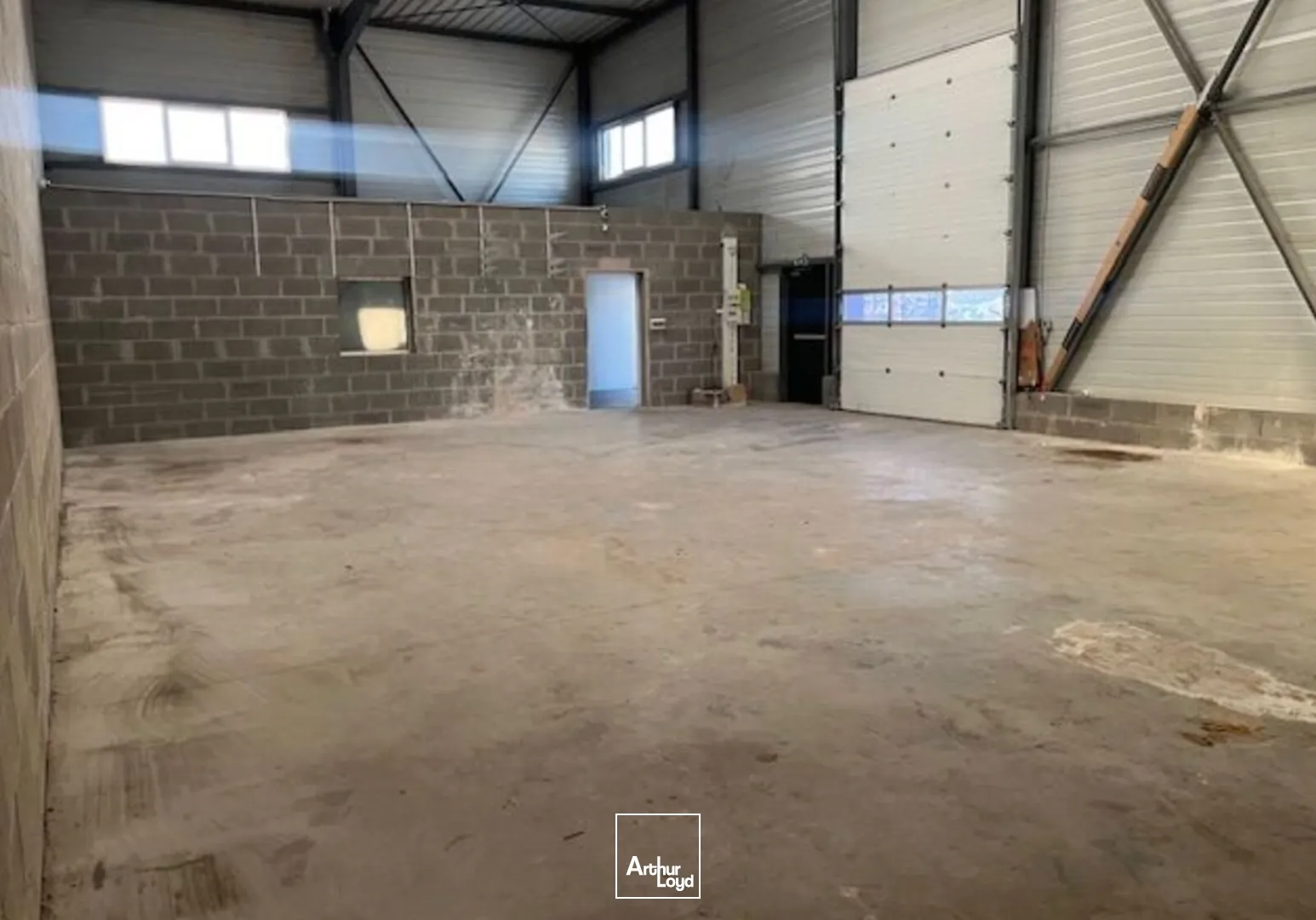 Environ 200m2 de locaux d'activité à louer 