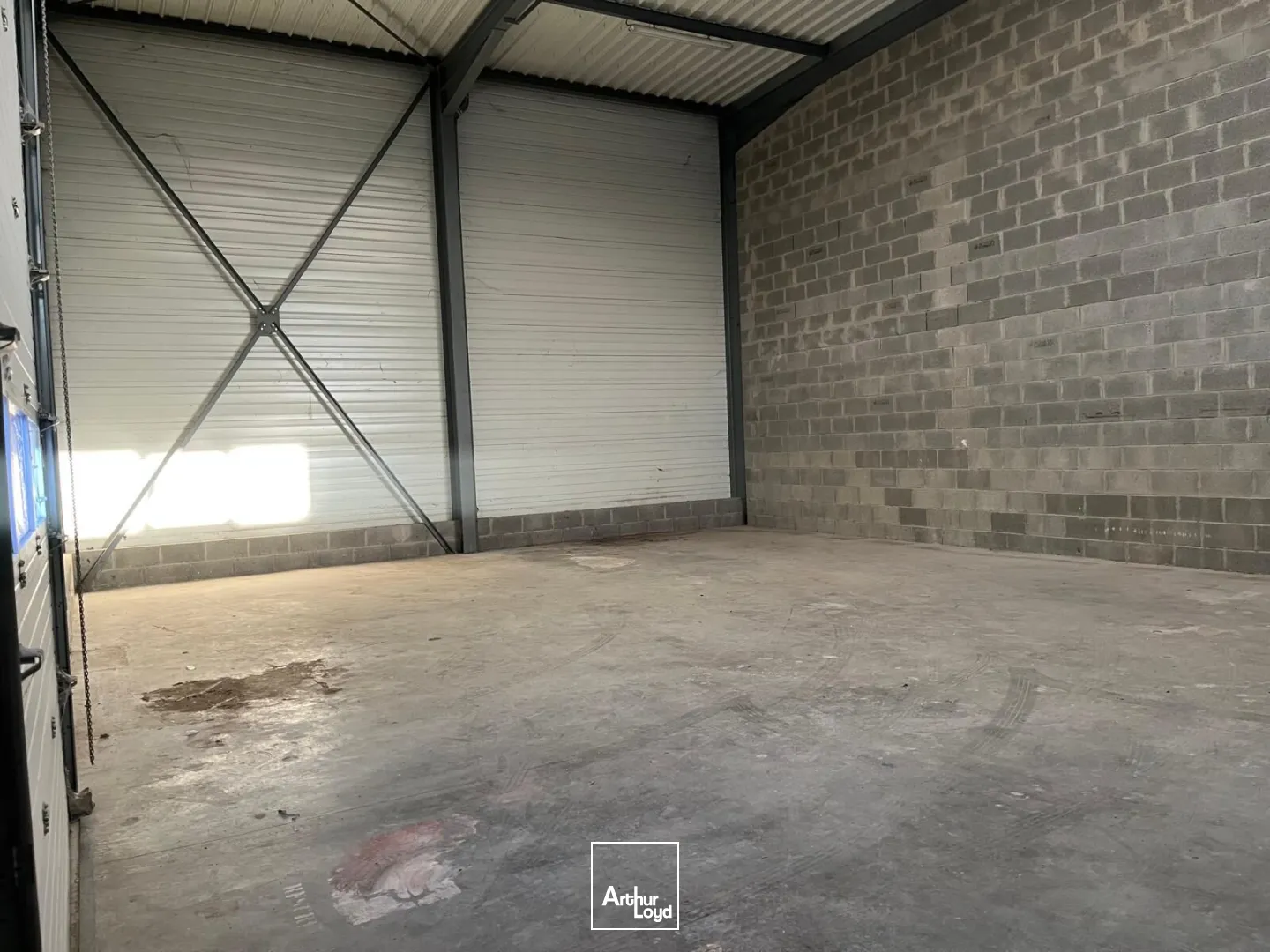 Environ 200m2 de locaux d'activité à louer 