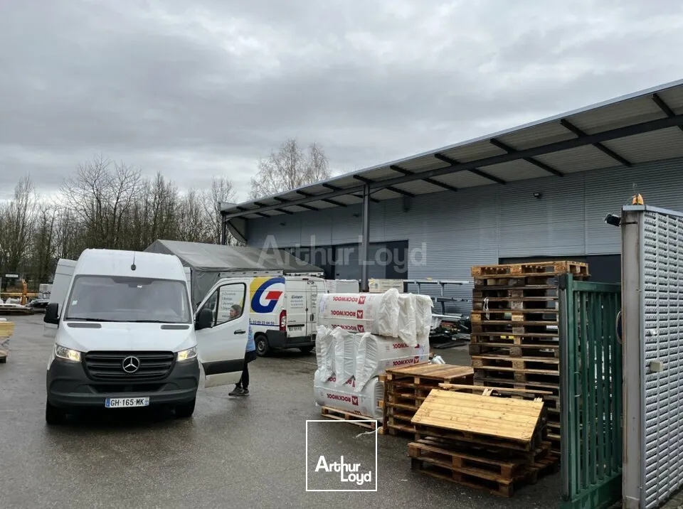 LOCAL D'ACTIVITE - ENTREPOT à VENDRE de 1581 m²