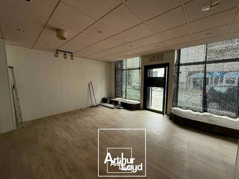 Local Commercial Rénové avec Visibilité  Accès PMR