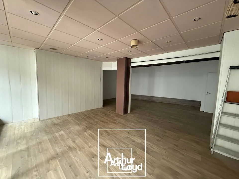 Local Commercial Rénové avec Visibilité  Accès PMR