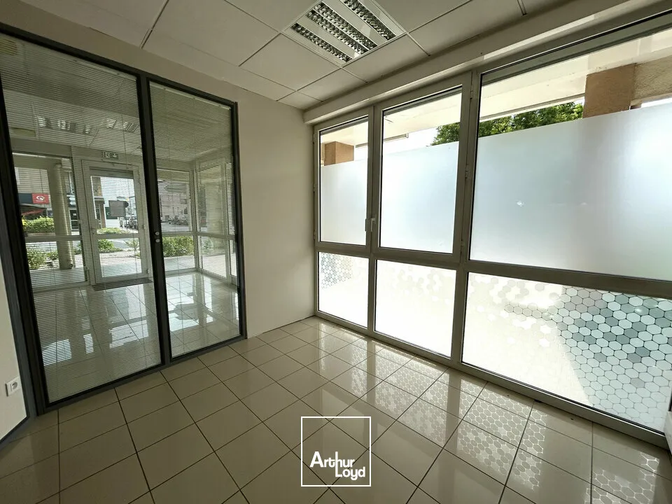 A LOUER - LOCAL COMMERCIAL - BEL EMPLACEMENT - BUXEROLLES