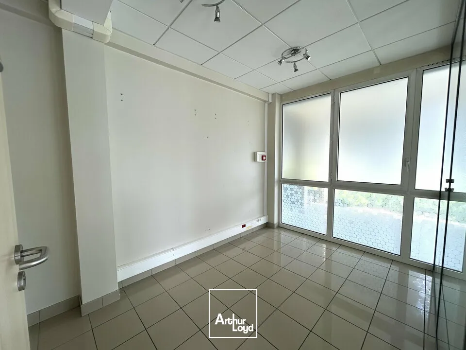 A LOUER - LOCAL COMMERCIAL - BEL EMPLACEMENT - BUXEROLLES