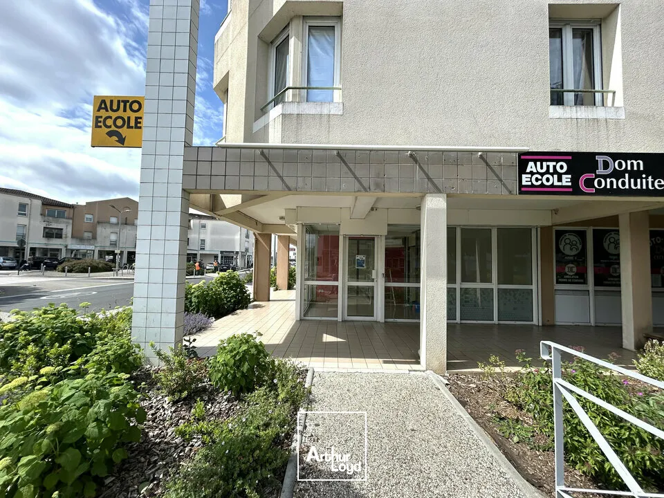 A LOUER - LOCAL COMMERCIAL - BEL EMPLACEMENT - BUXEROLLES