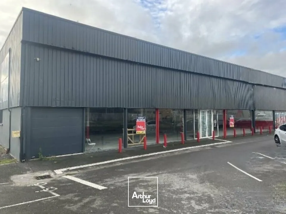 IMPLANTEZ VOTRE ENSEIGNE : Local commercial d'environ 924m2 dont 574m2 de surface de commerciale. Disponible immédiatement 