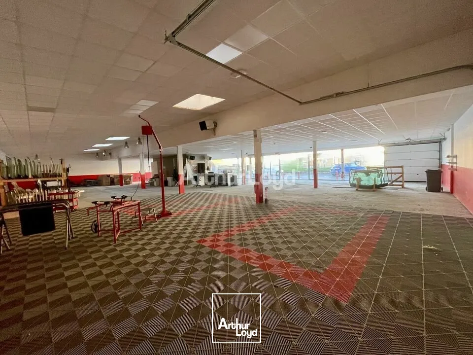 IMPLANTEZ VOTRE ENSEIGNE : Local commercial d'environ 924m2 dont 574m2 de surface de commerciale. Disponible immédiatement 