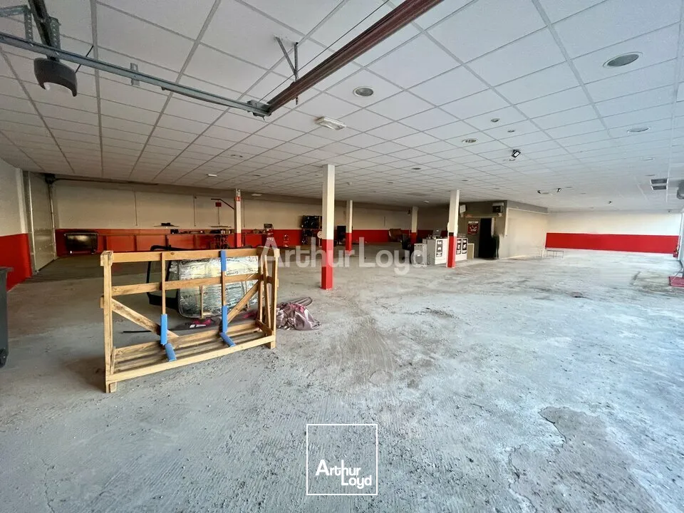 IMPLANTEZ VOTRE ENSEIGNE : Local commercial d'environ 924m2 dont 574m2 de surface de commerciale. Disponible immédiatement 