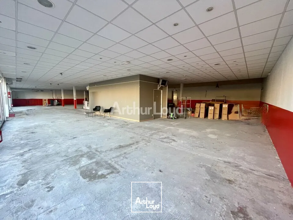 IMPLANTEZ VOTRE ENSEIGNE : Local commercial d'environ 924m2 dont 574m2 de surface de commerciale. Disponible immédiatement 