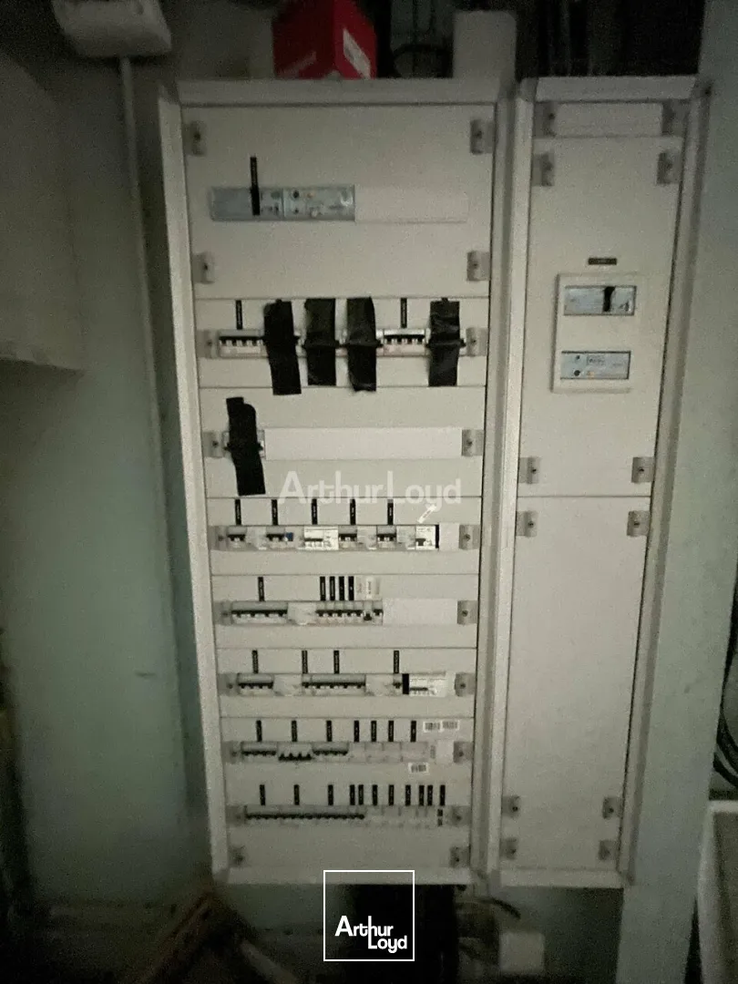 IMPLANTEZ VOTRE ENSEIGNE : Local commercial d'environ 924m2 dont 574m2 de surface de commerciale. Disponible immédiatement 