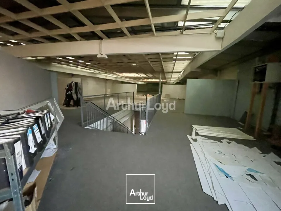 IMPLANTEZ VOTRE ENSEIGNE : Local commercial d'environ 924m2 dont 574m2 de surface de commerciale. Disponible immédiatement 