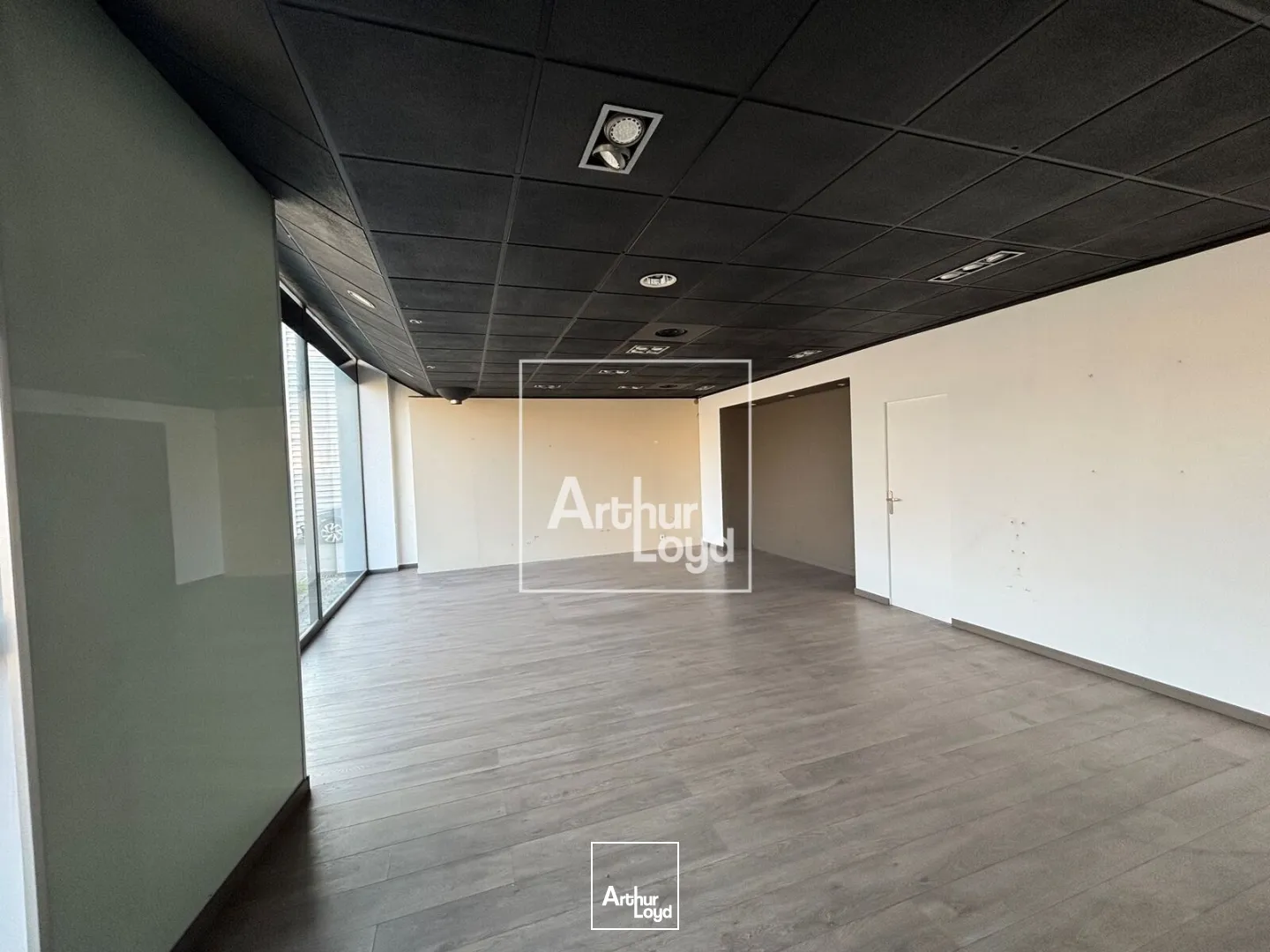 local commercial 245 m² - Vitrine de forte visibilité