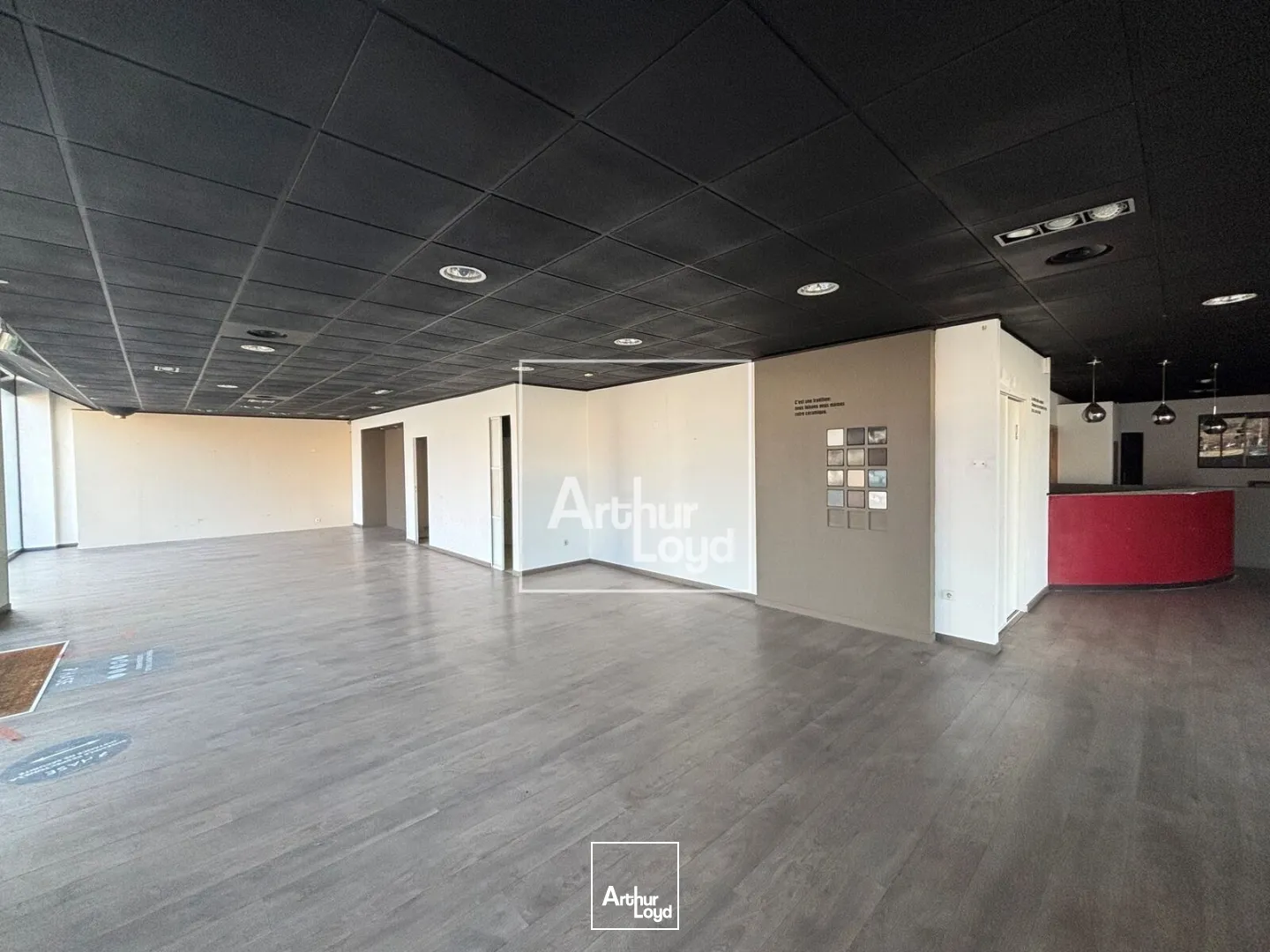 local commercial 245 m² - Vitrine de forte visibilité