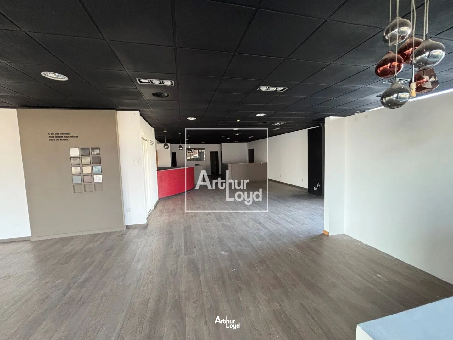 local commercial 245 m² - Vitrine de forte visibilité