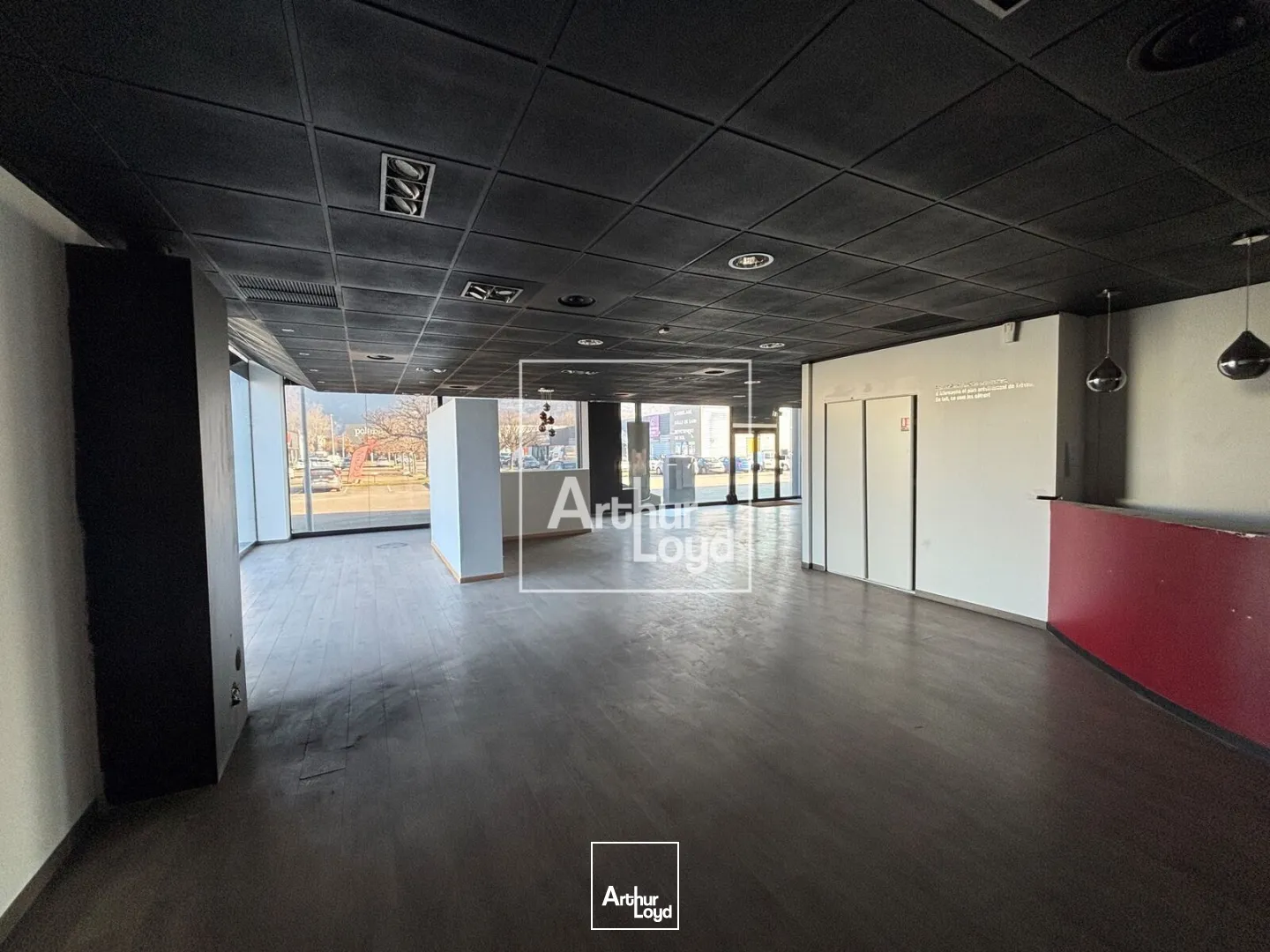 local commercial 245 m² - Vitrine de forte visibilité