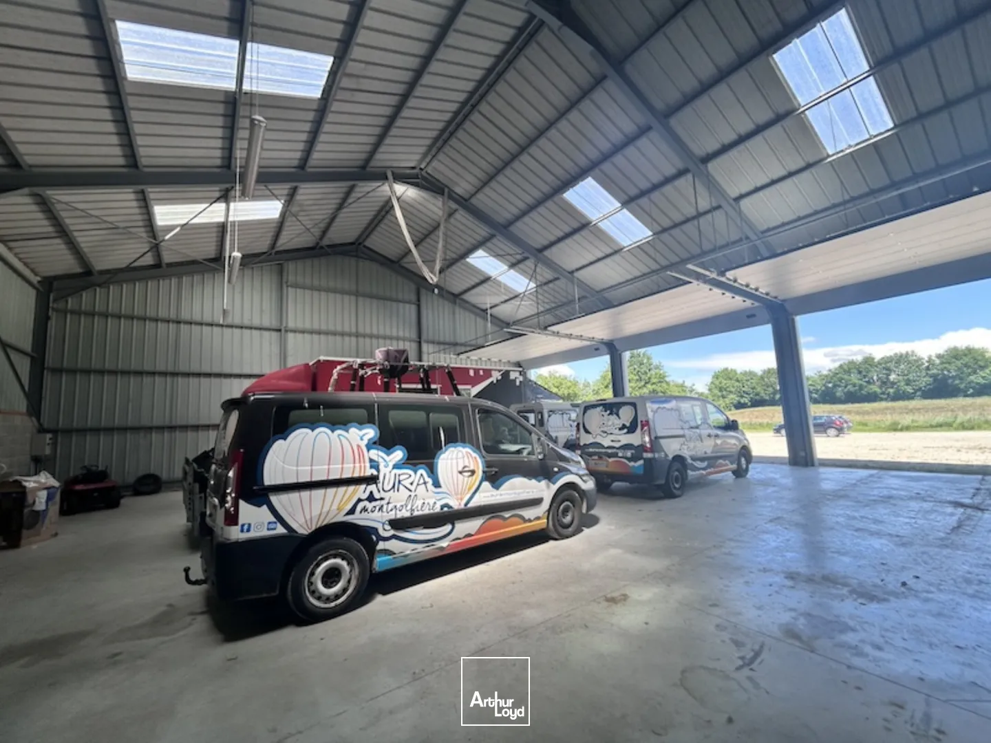 CHATILLON SUR CHALARONNE - VENTE OU LOCATION - BATIMENT RECENT SUR SON TERRAIN