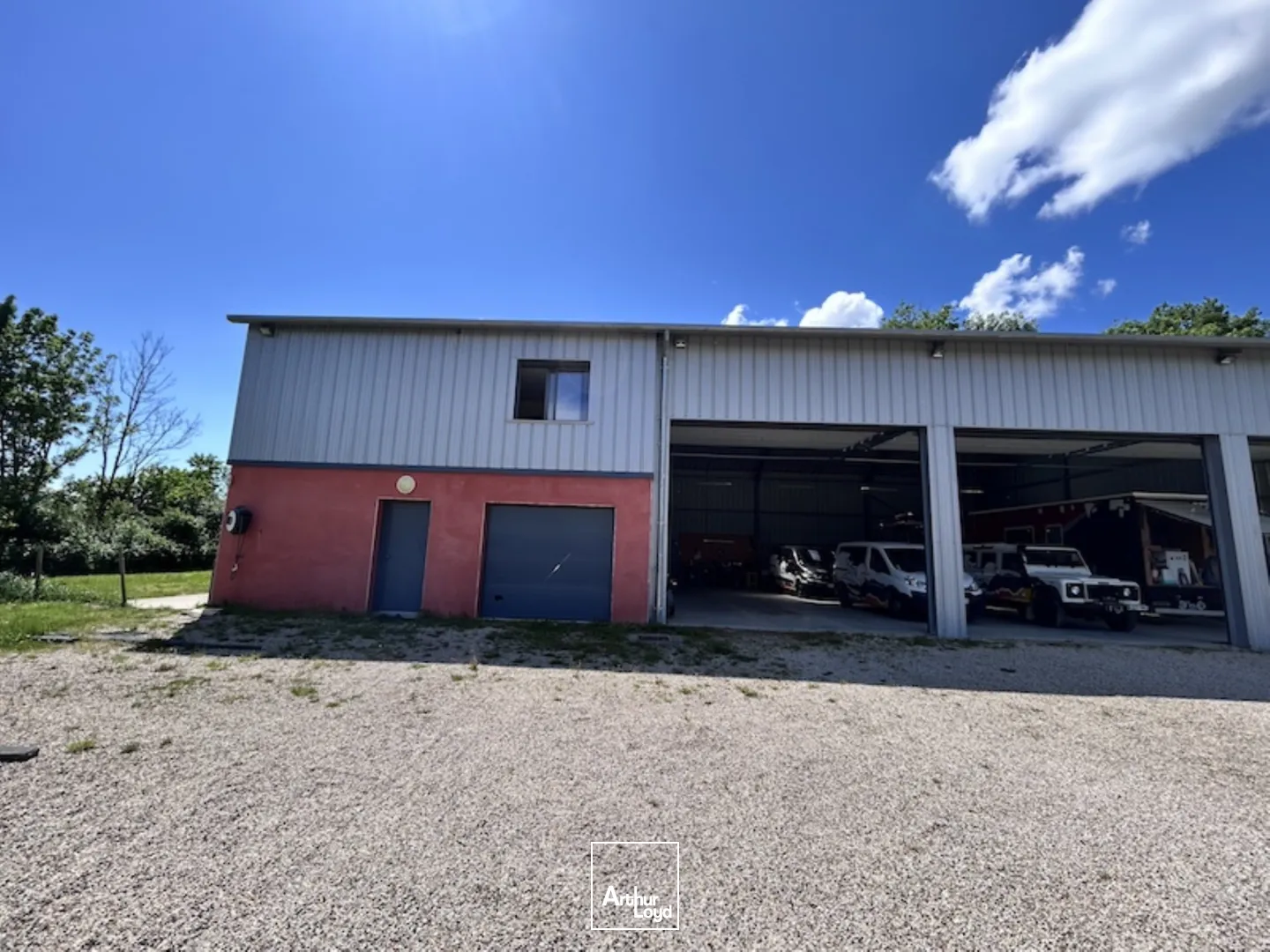 CHATILLON SUR CHALARONNE - VENTE OU LOCATION - BATIMENT RECENT SUR SON TERRAIN