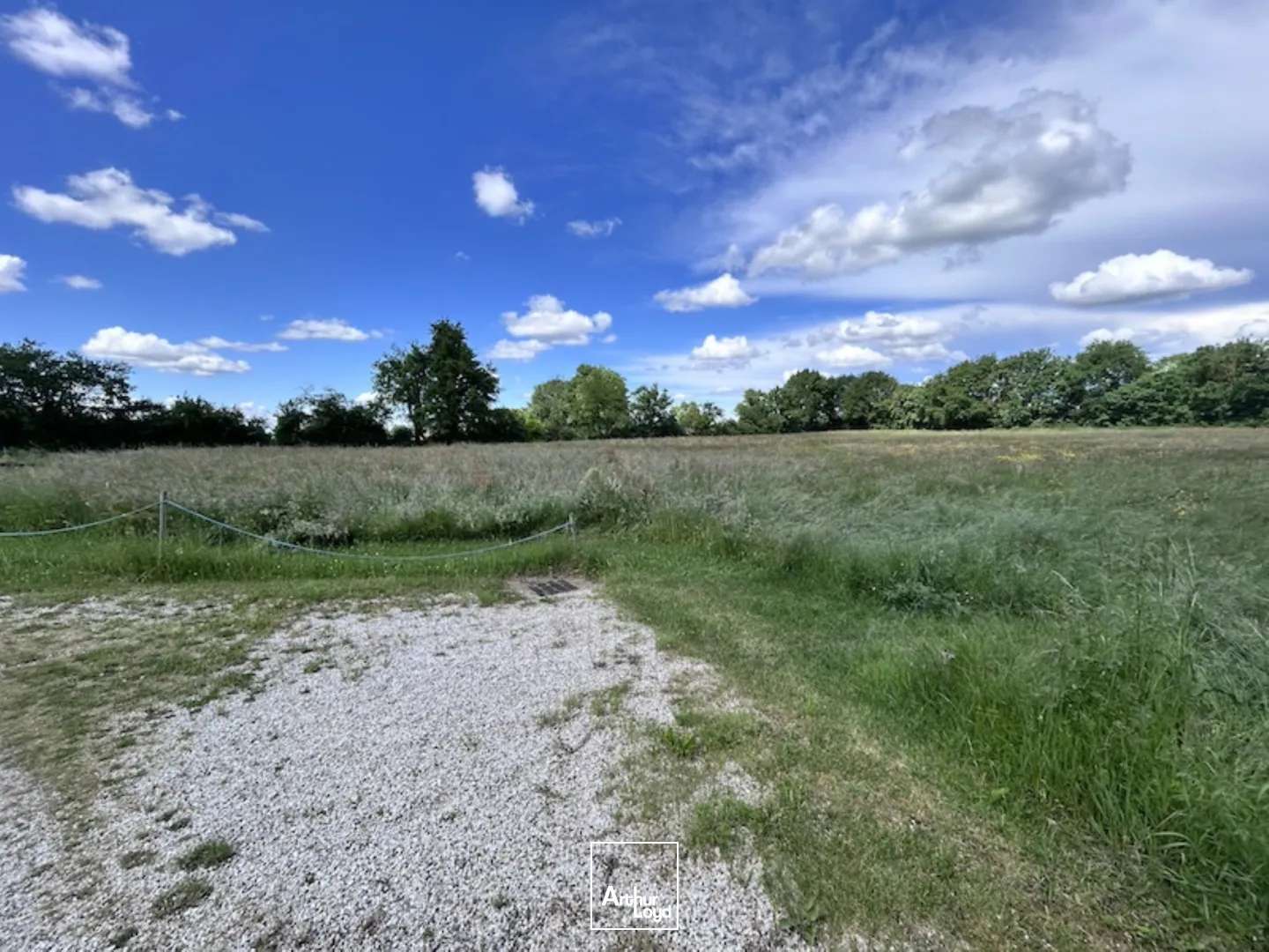 CHATILLON SUR CHALARONNE - VENTE OU LOCATION - BATIMENT RECENT SUR SON TERRAIN
