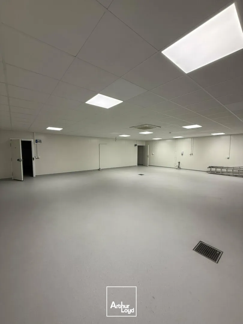 Bâtiment d'activité de 1350m2 aménagé pour de l'agroalimentaire + local de 105m2- zone de l'aérodrome - proximité A20 et A89