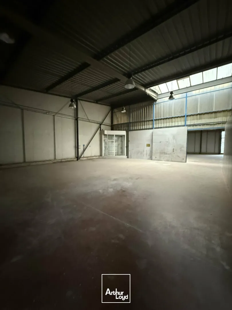 Bâtiment d'activité de 1350m2 aménagé pour de l'agroalimentaire + local de 105m2- zone de l'aérodrome - proximité A20 et A89