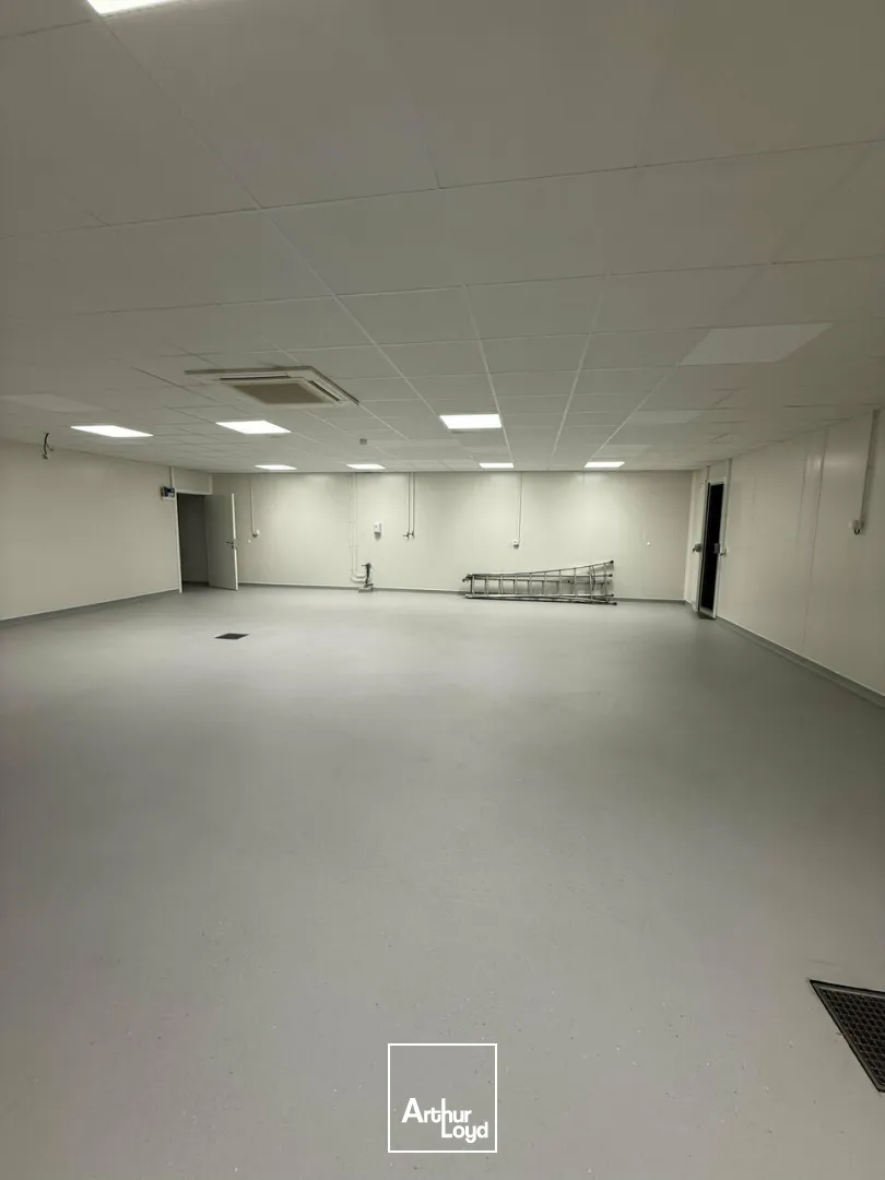 Bâtiment d'activité de 1350m2 aménagé pour de l'agroalimentaire + local de 105m2- zone de l'aérodrome - proximité A20 et A89