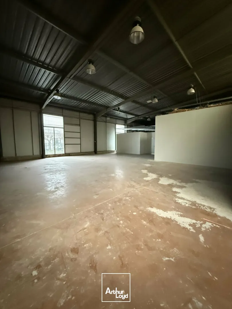 Bâtiment d'activité de 1350m2 aménagé pour de l'agroalimentaire + local de 105m2- zone de l'aérodrome - proximité A20 et A89