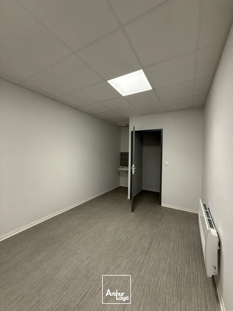 Bâtiment d'activité de 1350m2 aménagé pour de l'agroalimentaire + local de 105m2- zone de l'aérodrome - proximité A20 et A89