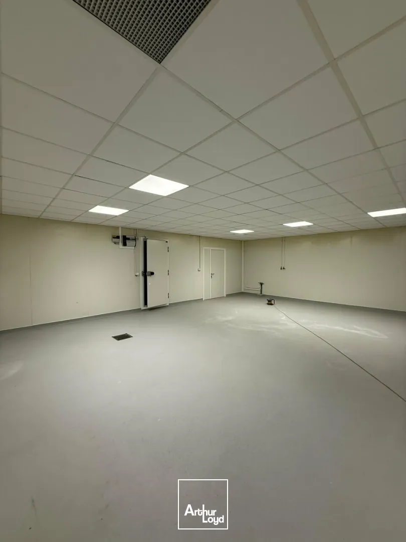 Bâtiment d'activité de 1350m2 aménagé pour de l'agroalimentaire + local de 105m2- zone de l'aérodrome - proximité A20 et A89