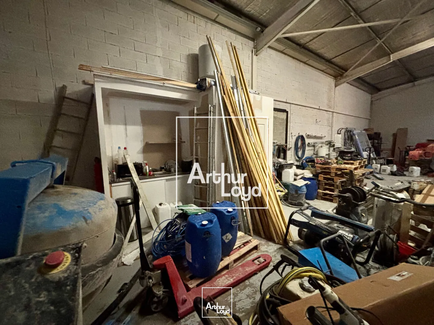 Local d'activités à louer 150 m² - Stockage et bureaux climatisés