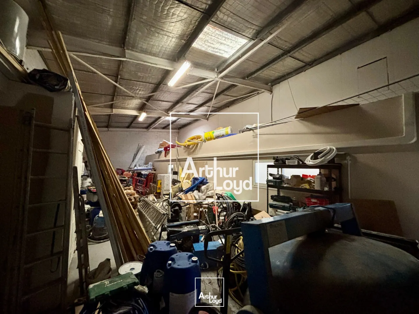 Local d'activités à louer 150 m² - Stockage et bureaux climatisés