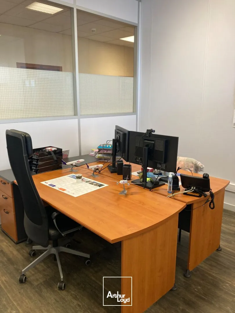 A LOUER - BUREAUX - 8 M2 A 250 M2 - CENTRE D'AFFAIRES LE PLESSIS BELLEVILLE