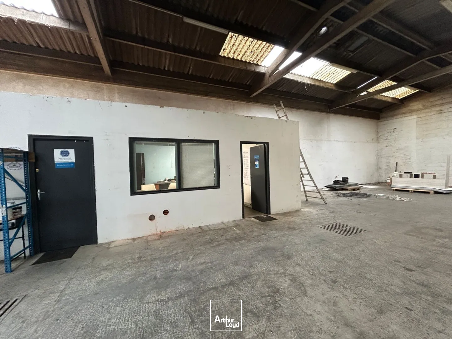 STOCKAGE - 467 M2 - BUREAUX - ST NAZAIRE - CHANTIERS DE L'ATLANTIQUE - A LOUER 