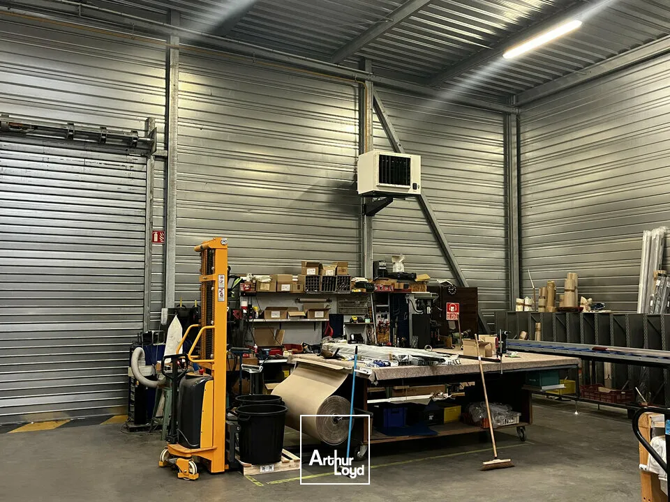 LOCAL D'ACTIVITE - ENTREPOT à LOUER de 683 m²
