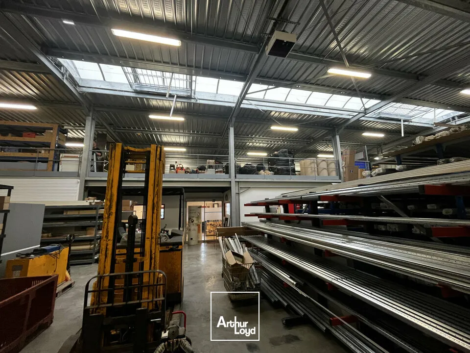 LOCAL D'ACTIVITE - ENTREPOT à LOUER de 683 m²