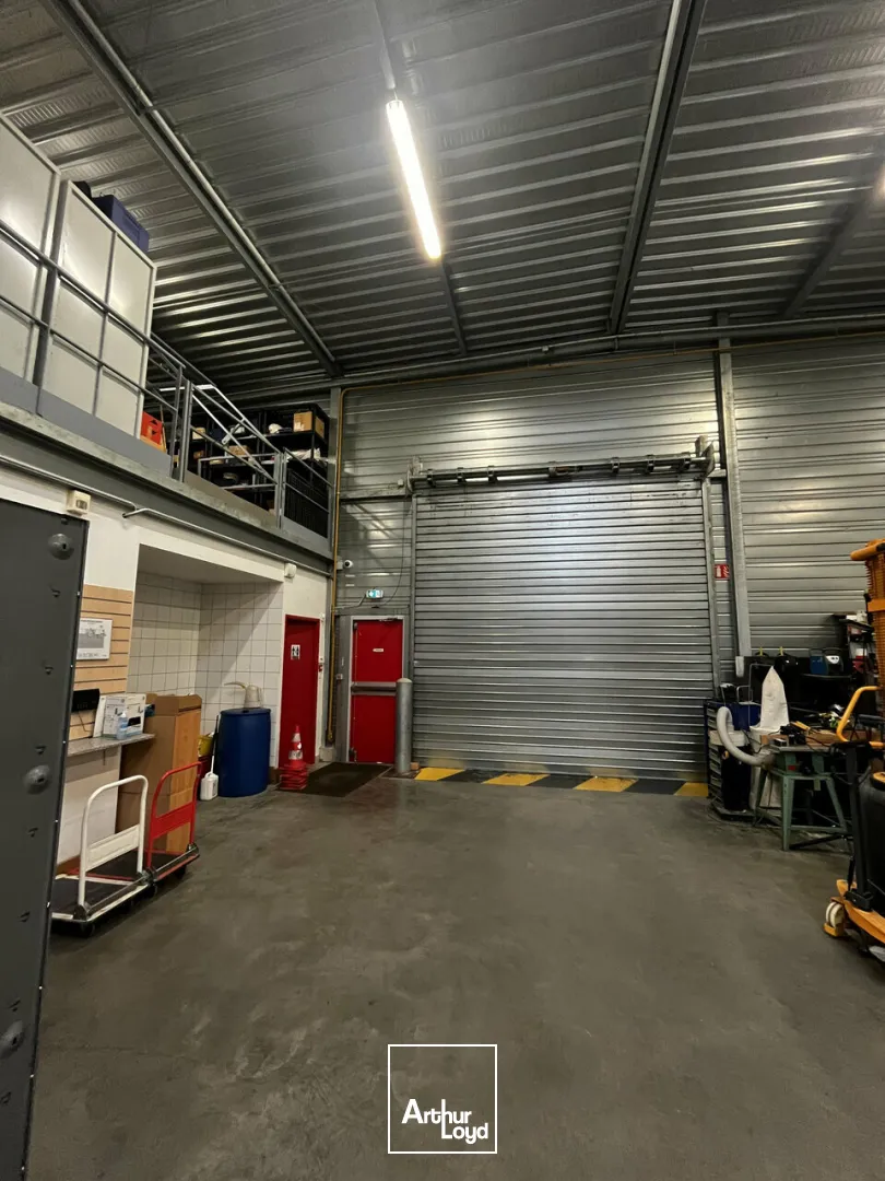 LOCAL D'ACTIVITE - ENTREPOT à LOUER de 683 m²