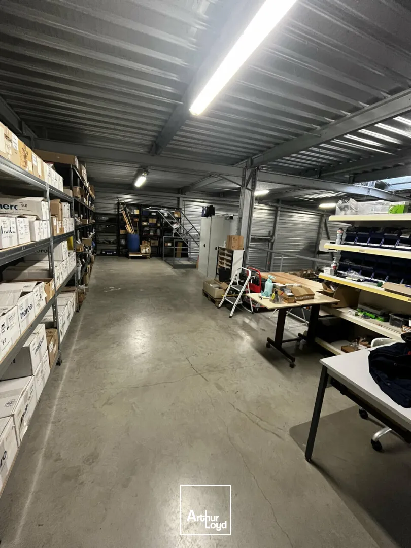 LOCAL D'ACTIVITE - ENTREPOT à LOUER de 683 m²