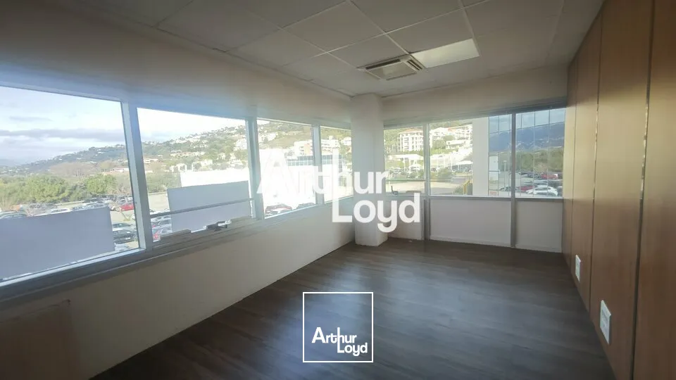 BUREAU A LOUER DE 168M²