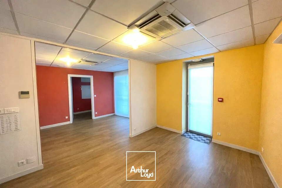 BUREAUX COMMERICAUX 181.51m2 AU COEUR D'UN ENSEMBLE DE COMMERCES DE PROXIMITE