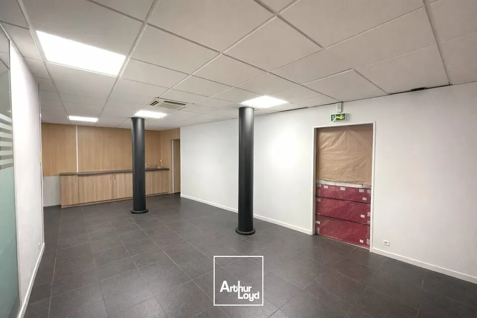 BUREAUX COMMERICAUX 181.51m2 AU COEUR D'UN ENSEMBLE DE COMMERCES DE PROXIMITE