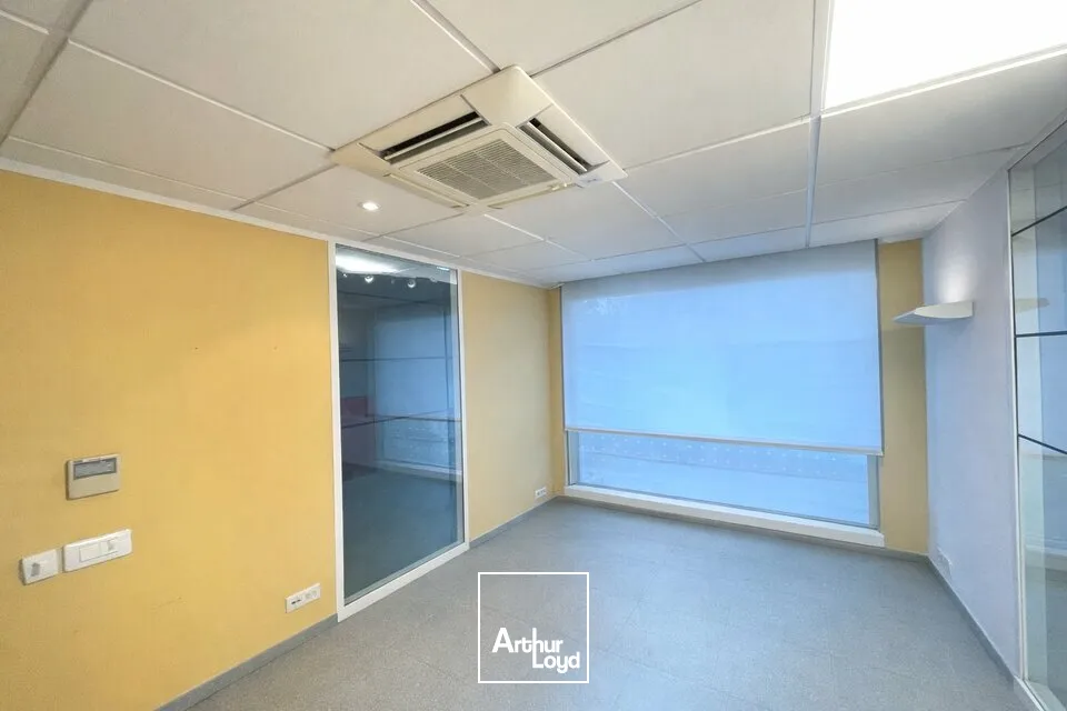 BUREAUX COMMERICAUX 181.51m2 AU COEUR D'UN ENSEMBLE DE COMMERCES DE PROXIMITE