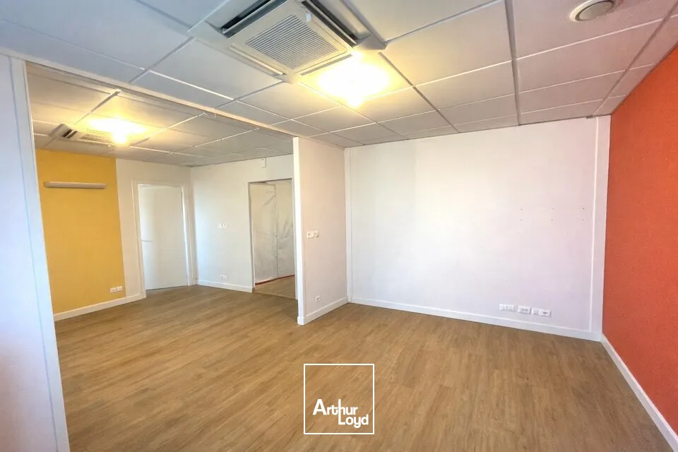 BUREAUX COMMERICAUX 181.51m2 AU COEUR D'UN ENSEMBLE DE COMMERCES DE PROXIMITE