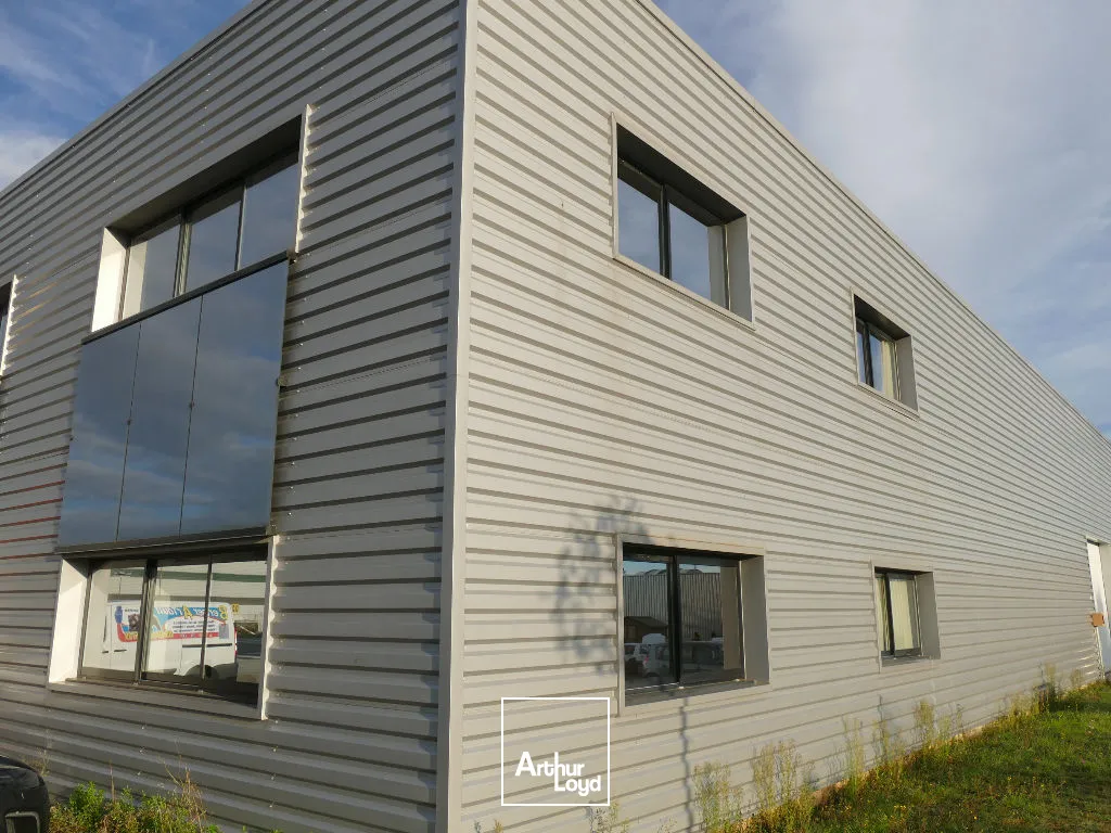 À LOUER  BUREAUX 151 M²  ZONE RÉPUBLIQUE 3  POITIERS  PARKING PRIVATIF