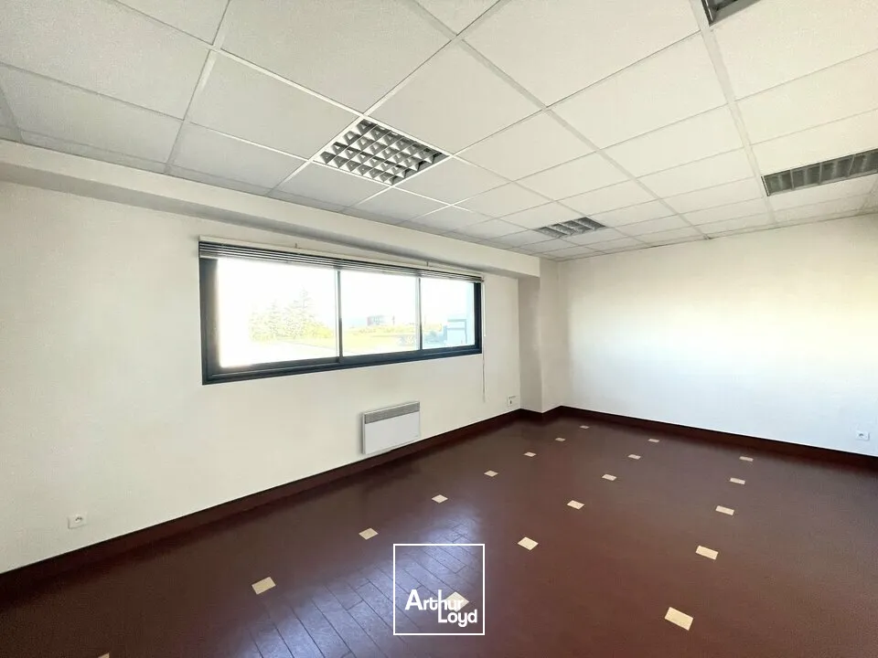 À LOUER  BUREAUX 151 M²  ZONE RÉPUBLIQUE 3  POITIERS  PARKING PRIVATIF