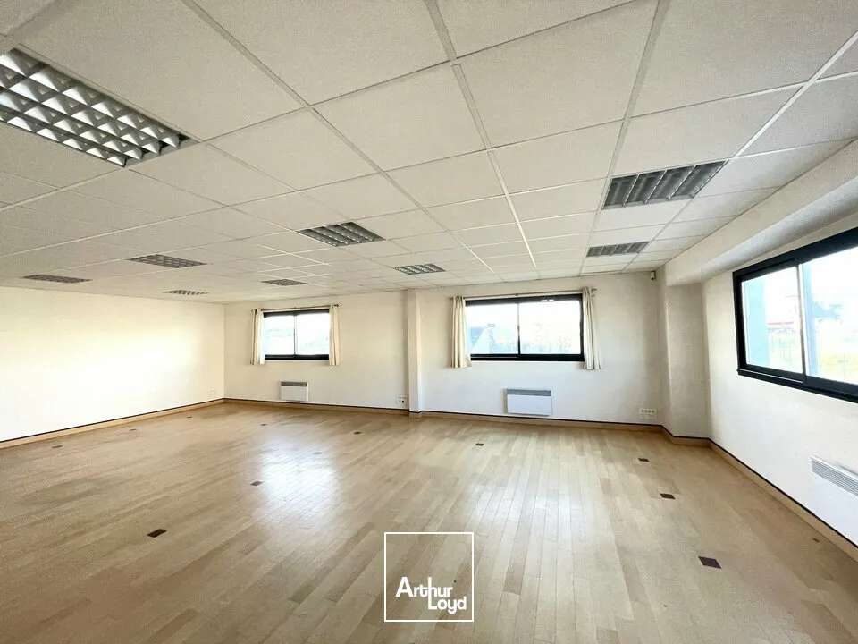 À LOUER  BUREAUX 151 M²  ZONE RÉPUBLIQUE 3  POITIERS  PARKING PRIVATIF